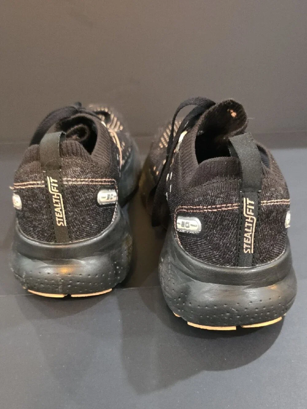 Brooks Glycerin 20 Stealth Fit Women’s Black Running Shoes with Cream Size 8.5